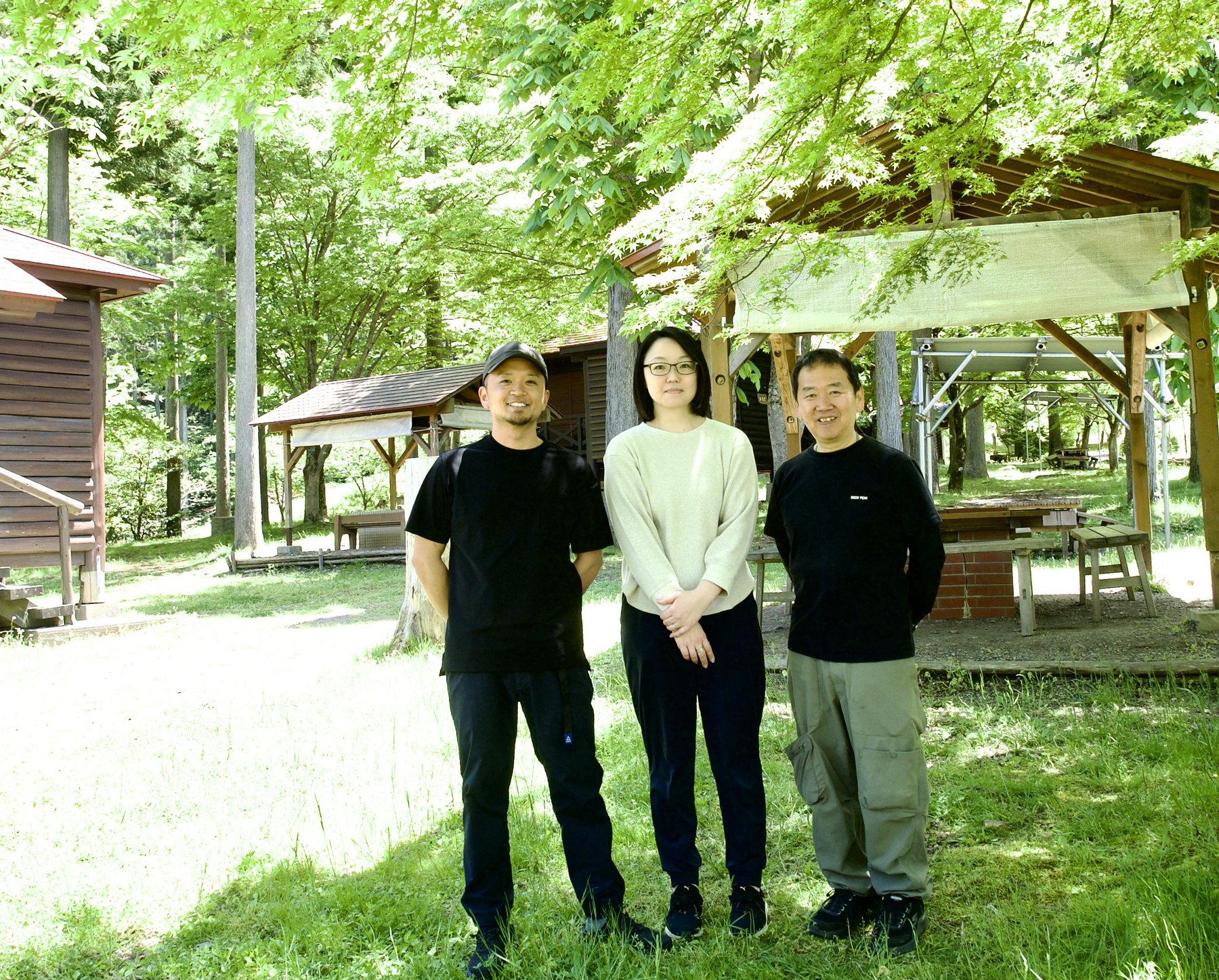 支配人の小山さんとウッディパル余呉のスタッフ